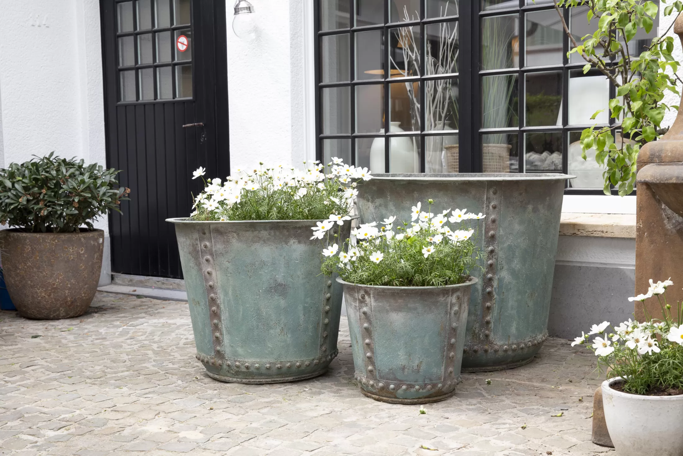 Flamant Tuindecoraties En Parasols | Manoli, Planter, M